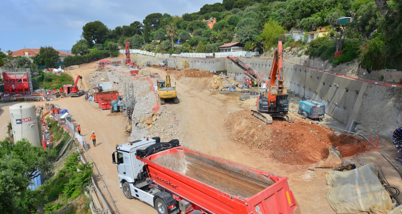 Chantier du Groupe NEO illustrant leur expertise en projets de construction dans la région PACA. Avec des équipements modernes et une équipe professionnelle, ils se consacrent à des solutions énergétiques durables et à des projets immobiliers innovants. Spécialistes des infrastructures, ils s'engagent envers l'environnement tout en réalisant des projets majeurs publics et privés.