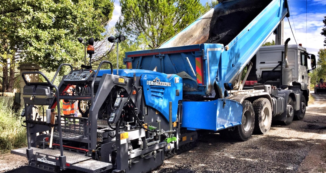 Camion de chantier de Groupe NEO, spécialisé dans les projets de construction, avec des technologies avancées. Illustrant leur expertise en infrastructures locales et régionales, ce véhicule soutient des projets majeurs dans le secteur du BTP et de l'énergie durable. Engagement envers l'environnement et développement innovant en PACA et Ile-de-France.