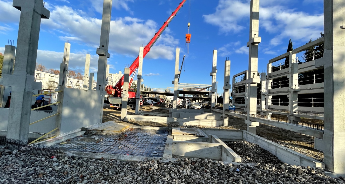 Chantier en cours avec des équipes professionnelles de Groupe NEO, spécialistes en construction et infrastructure dans la région PACA. Le projet met en avant leur expertise en solutions énergétiques durables et leur engagement envers l'environnement. Grâce à des technologies avancées, ils réalisent des projets majeurs, tant publics que privés, avec un impact local significatif.