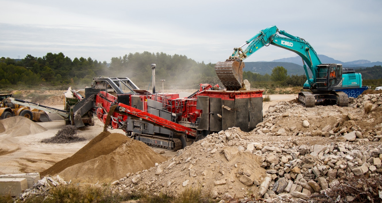 Chantier du Groupe NEO illustrant son expertise en projets de construction et d'infrastructure. Équipements modernes en action, démontrant un engagement envers des solutions énergétiques durables et une forte responsabilité environnementale. Réalisation de projets majeurs en PACA, Ile-de-France et au-delà, alliant savoir-faire local et innovation.